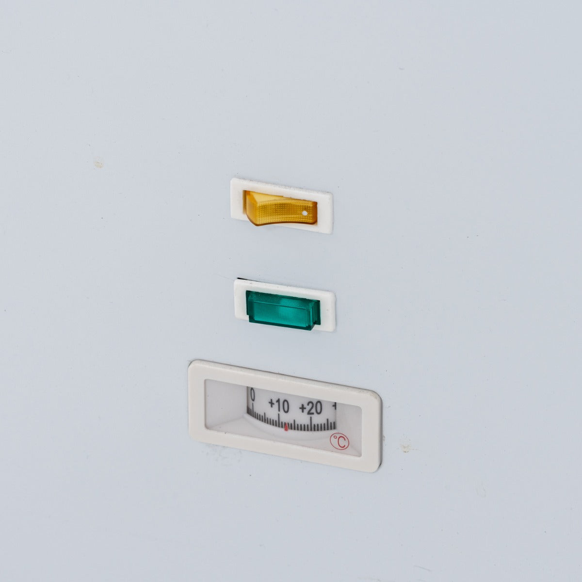 Graded 02072 320 L Curved Glass Lid Freezer