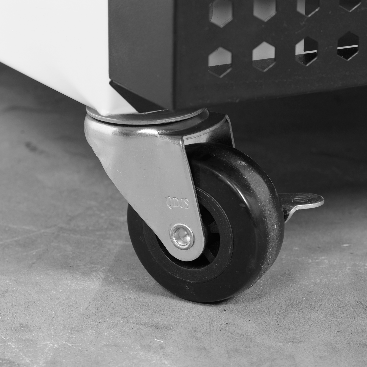 - - Solid Door Refrigerator - UR600W1