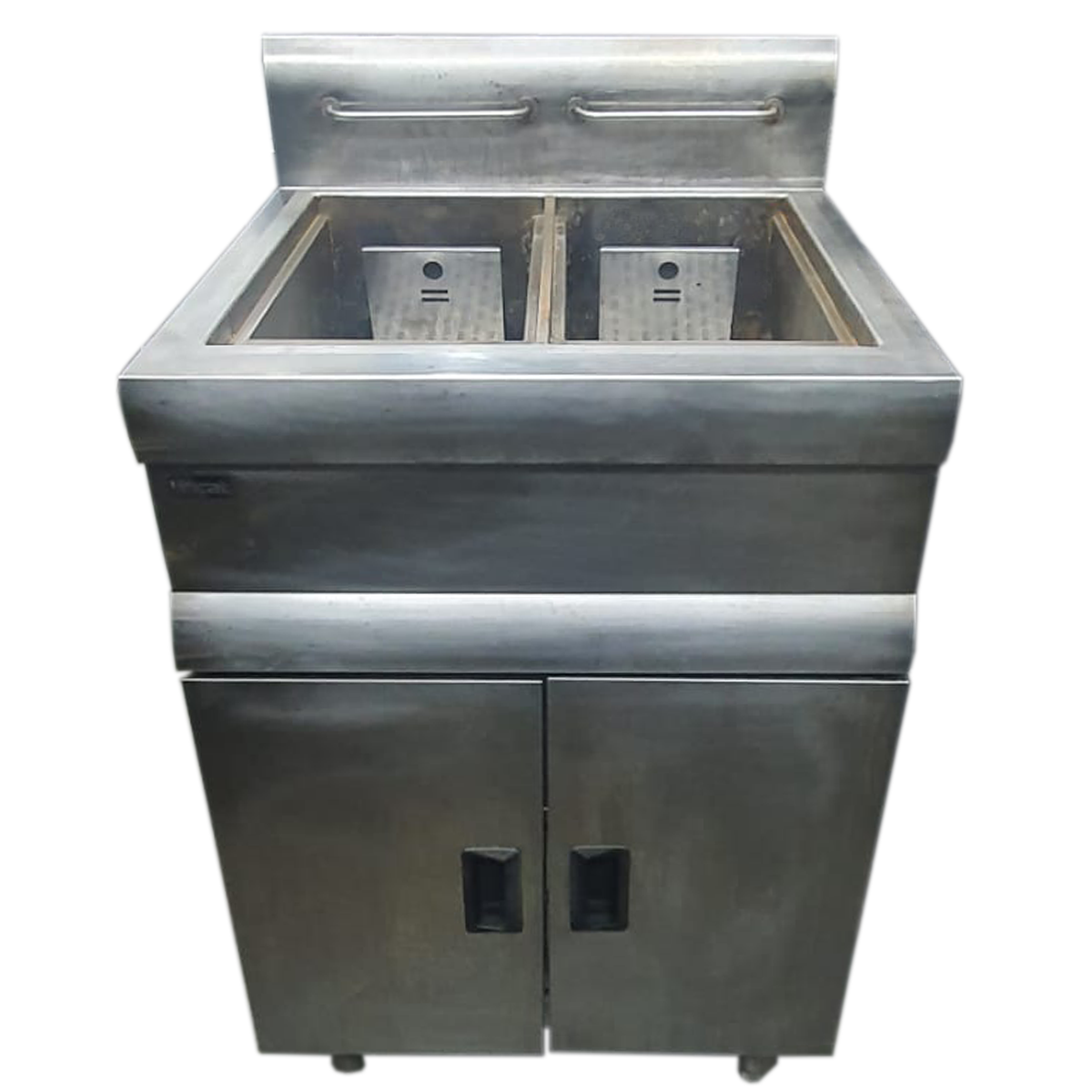 Lincat Twin Tank Twin Basket Free Standing Natural Gas Fryer (2) - Refurbished