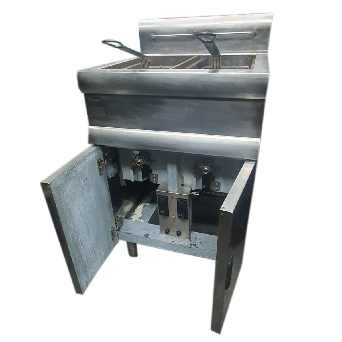 Lincat Twin Tank Twin Basket Free Standing Natural Gas Fryer (2) - Refurbished