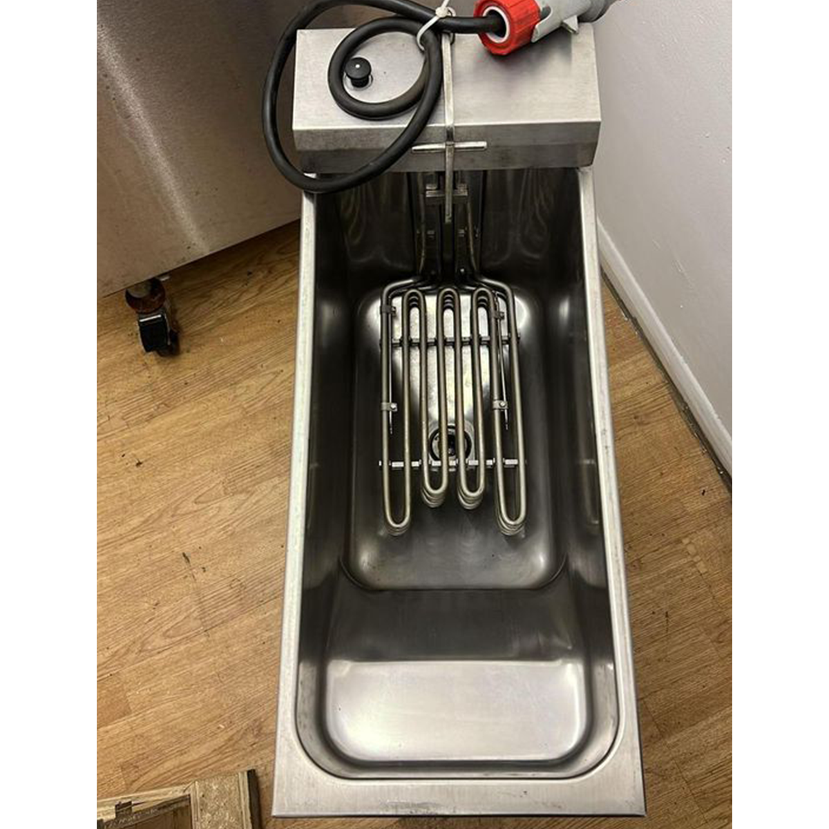 Valentine Single Tank Electric Fryer 8 Litre 3 Phase 25x60x85cm Refurbished