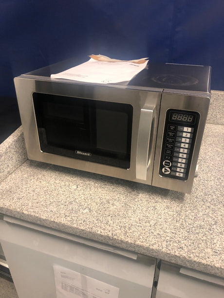 Graded 02210 1000 W Light Duty Commercial Microwave
