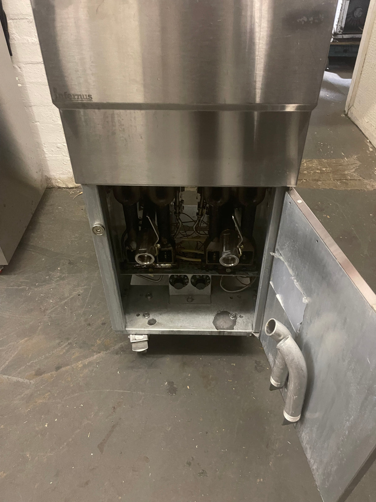 Chips Fryer Twin Tank Twin Basket Deep Fat Fryer 2x11 Lt NG or LPG (REFURBISHED)