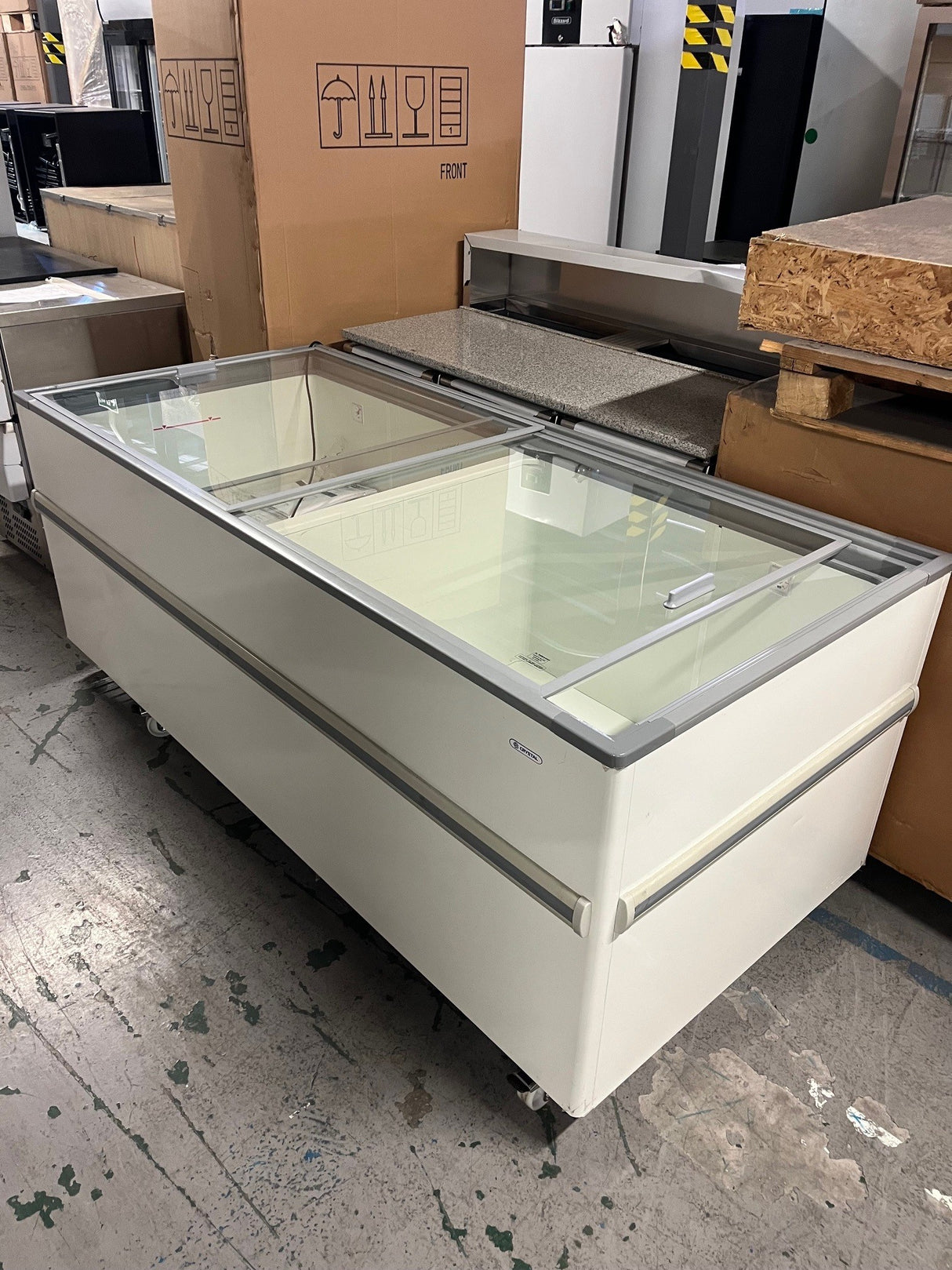 Crystallite Island Display Freezer 797 L