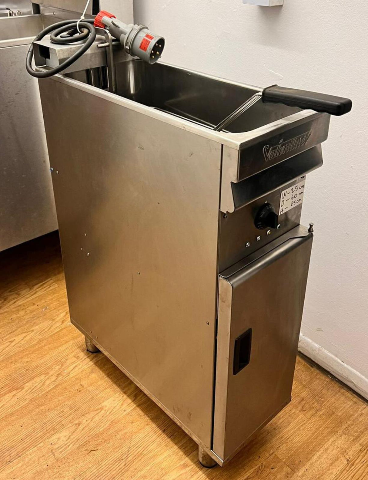 Valentine Single Tank Electric Fryer 8 Litre 3 Phase 25x60x85cm Refurbished